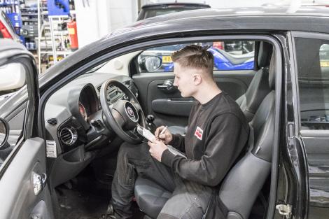 Monteur verricht APK Keuring